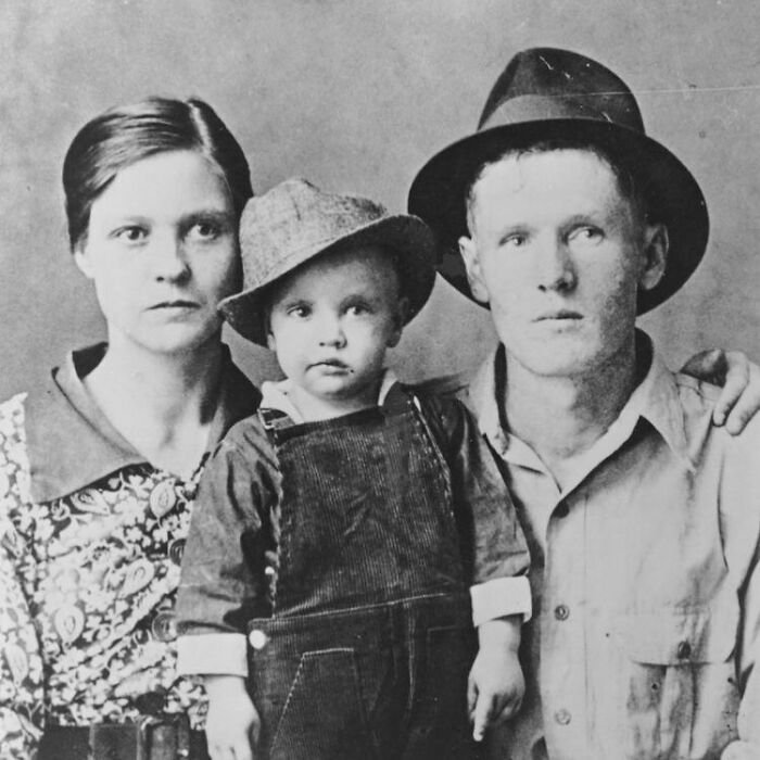 Retrato familiar de un Elvis Presley de dos años y sus padres Gladys y Vernon, 1937