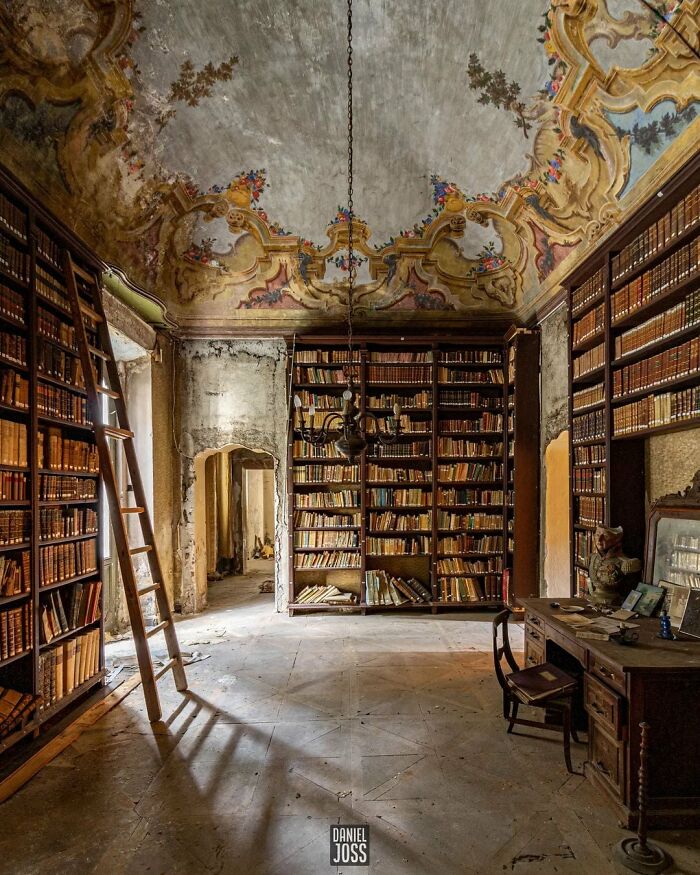 Biblioteca abandonada en Italia