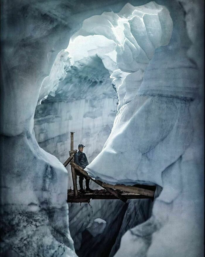 Un joven soldado del ejército austro-húngaro de pie en el puente de los suspiros, un puente que conecta los túneles dentro del glaciar Marmolada. Fotografía tomada el 25 de septiembre de 1917