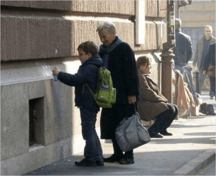 Una abuela que aprueba las habilidades artísticas de su nieto