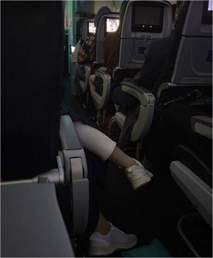 Esta mujer estuvo así durante horas, haciendo que la gente tuviera que pasar por encima de ella hasta que, finalmente, una azafata le pidió que se moviera