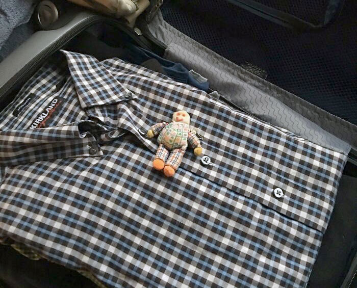 A mi papá le da miedo volar, así que cuando tenía 5 años le hice un muñeco para que lo sostuviera en el avión. Mamá me acaba de enviar esta foto. La muñeca tiene 43 años