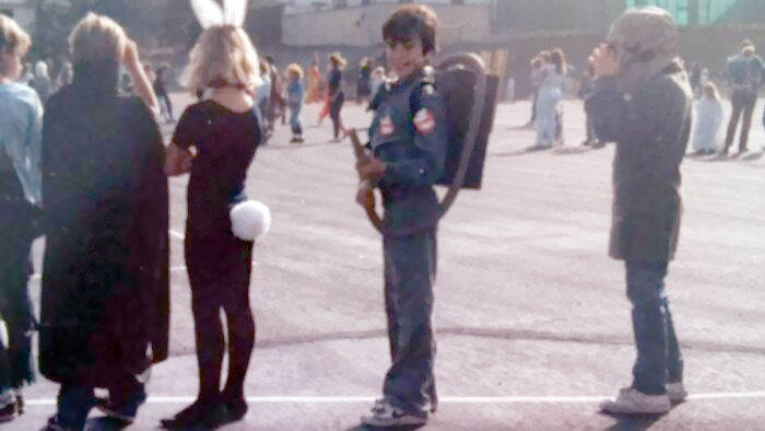 Mi madre me hizo este traje de Cazafantasmas para Halloween con un par de cajas de zapatos y una manguera de aspiradora. En los 80