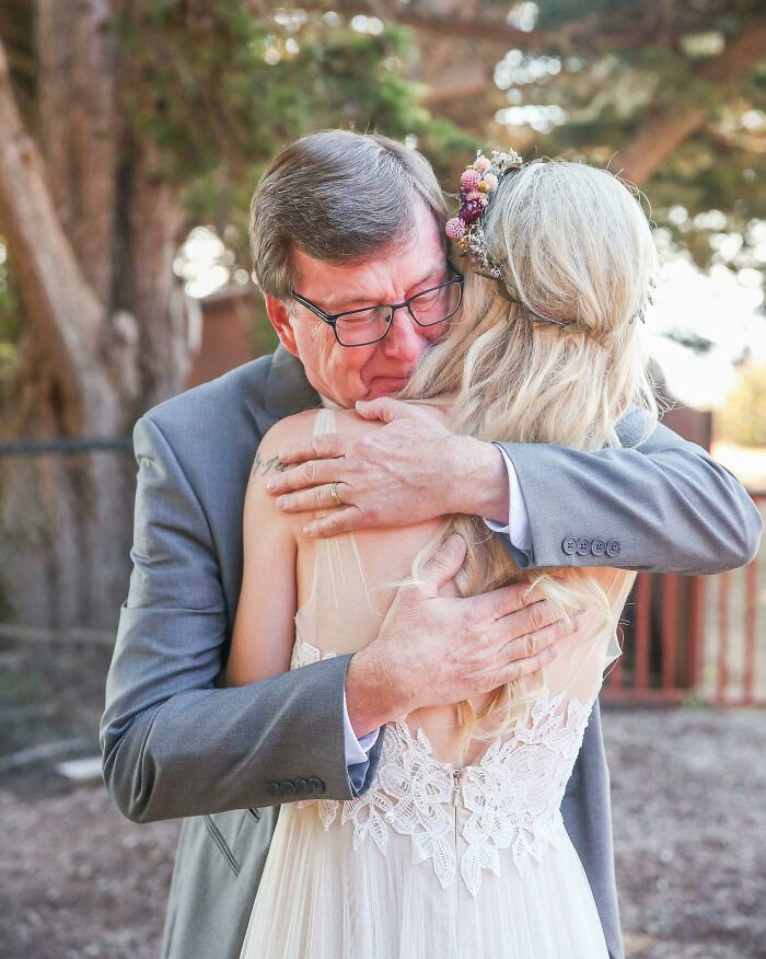 El fotógrafo de mi boda me sugirió de último momento tomar fotografías de la primera impresión con mi papá. Creo que su reacción demuestra la suerte que tengo de tenerlo como padre