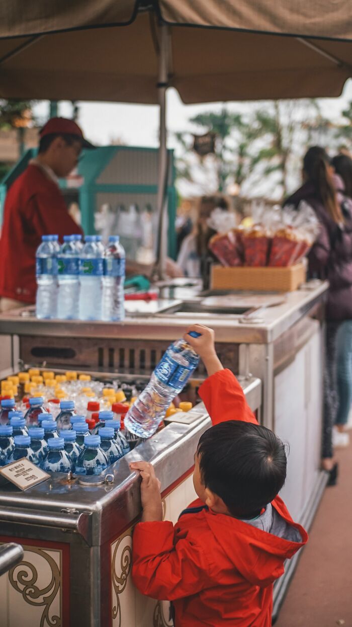 20 Personas advierten a los turistas sobre estafas comunes en sus países