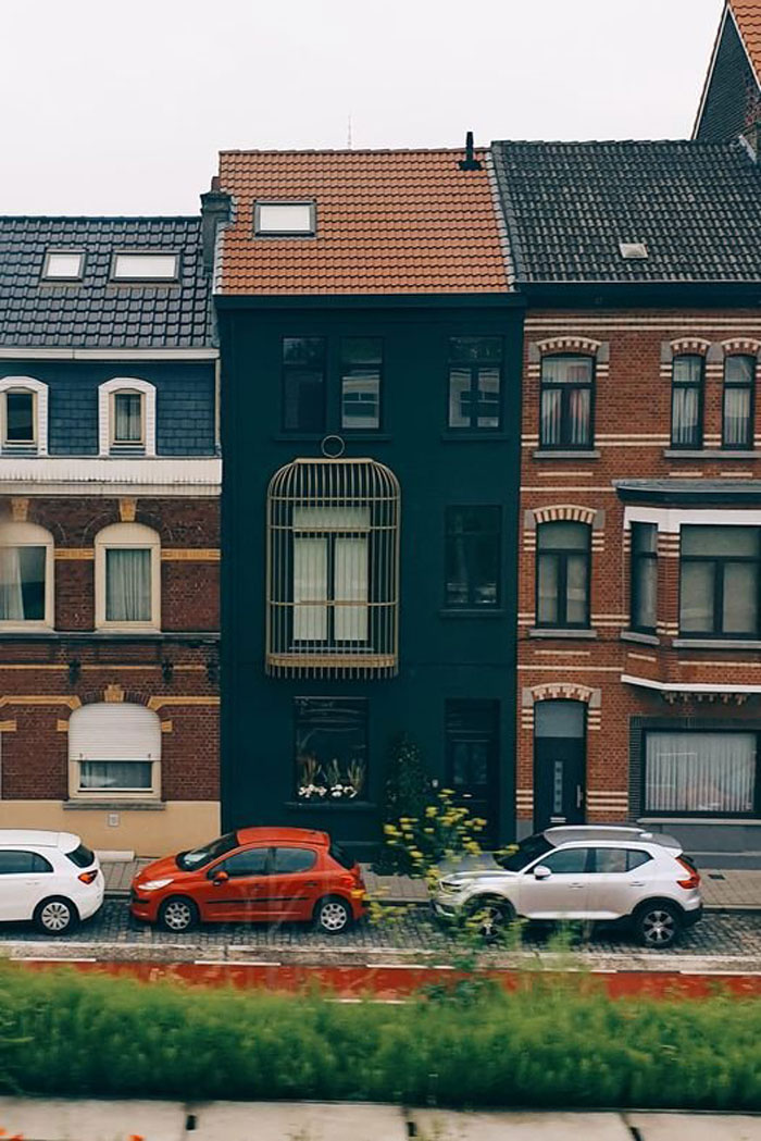 ¡Visto desde el tren! Esta es una casa en Gante, Bélgica. La jaula está claramente inspirada en el pintor surrealista René Magritte