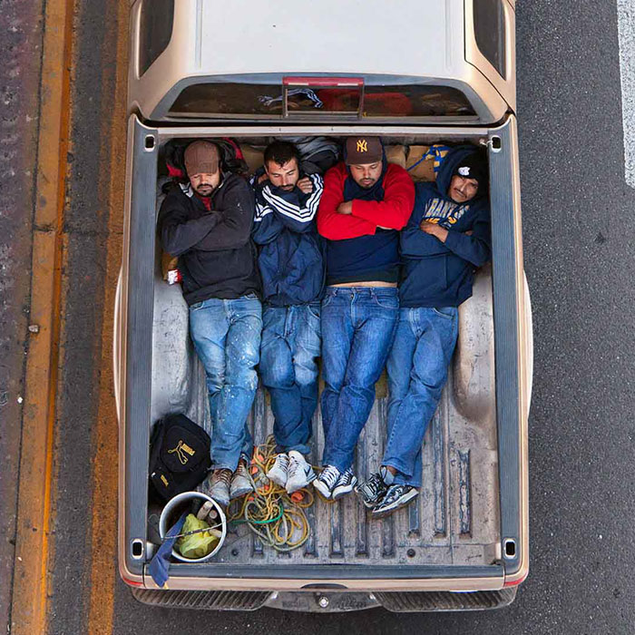 Este fotógrafo toma imágenes aéreas de los trabajadores que se desplazan diariamente por México en su serie «Carpoolers» (30 Fotos)