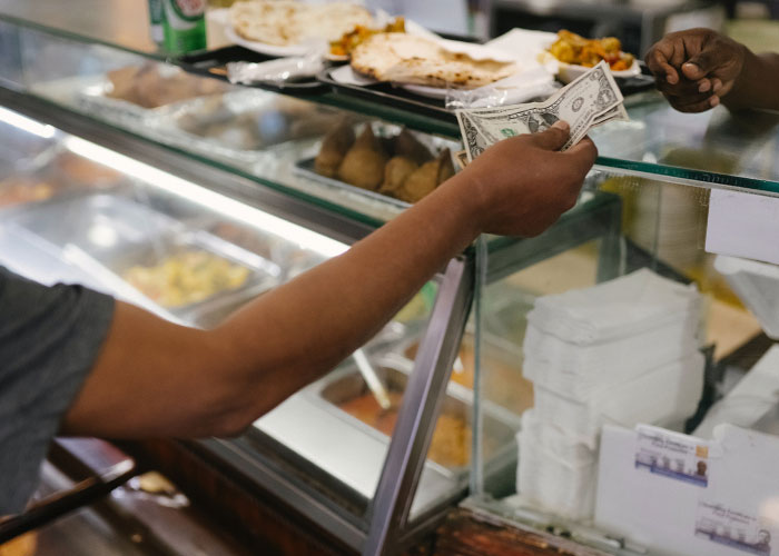 20 Cambios en la moda que facilitaron o dificultaron los robos, compartidos por antiguos ladrones y magos