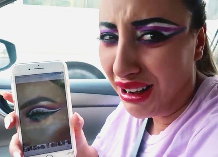 Fue con el maquillador peor reseñado de su ciudad
