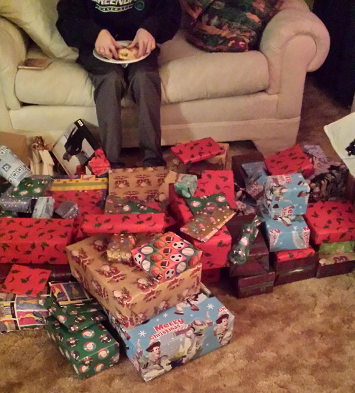 Mi hermano le dijo a mi abuela, en broma, que quería 100 cosas de la tienda de artículos de dólar para Navidad, a la abuela no le gusta que la desafíen