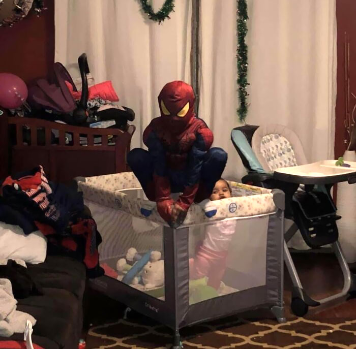 Le pedí a mi hijo de 5 años que vigilara a su hermana mientras le servía la cena, me asomé desde la cocina y lo encontré así. Su hermana está en buenas manos