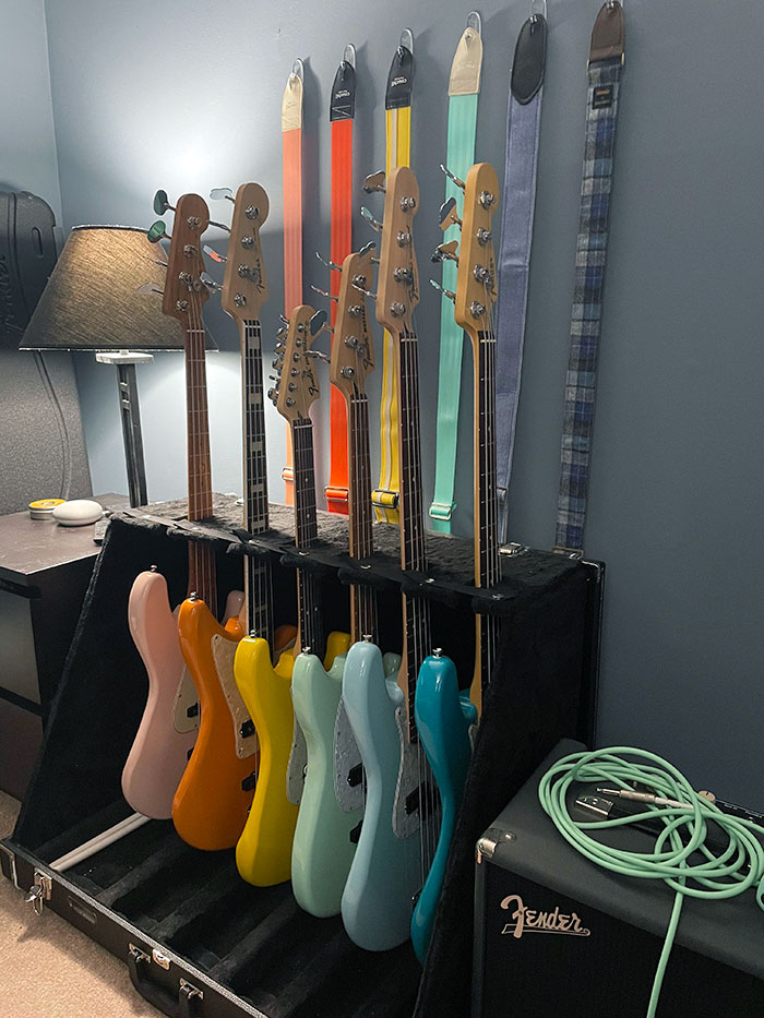 Esta es mi colección de guitarras y bajos