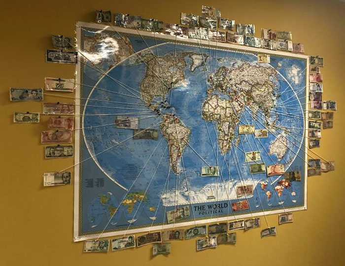 Mis padres tienen un mapa de billetes de todo el mundo