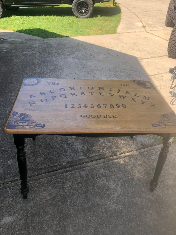 Mesa única de segunda mano. Sí, es una ouija, pero nadie va a invocar espíritus en mi casa