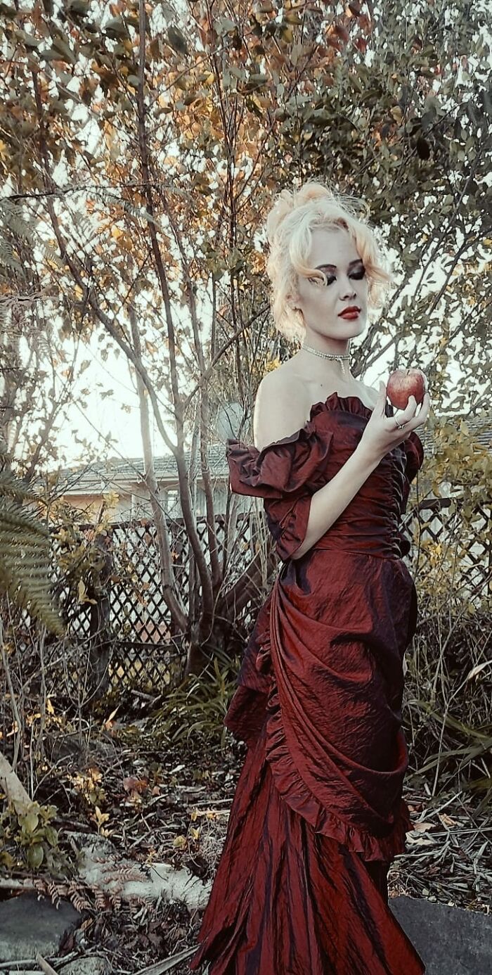 Este vestido victoriano escarlata que es de mi talla