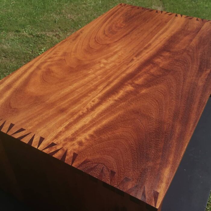 Sapele e Iroko intercalados. Una mesa de centro hecha con madera encontrada en un granero