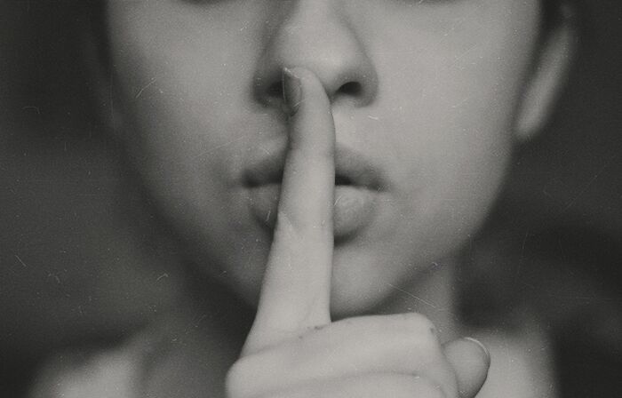 “¿Qué es considerado 'normal' por la sociedad pero tú te niegas a hacer?” (25 respuestas)