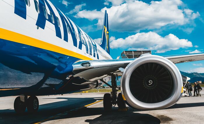 20 Secretos de la industria aérea que la mayoría de los pasajeros desconocen, compartidos por auxiliares de vuelo