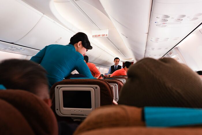 20 Secretos de la industria aérea que la mayoría de los pasajeros desconocen, compartidos por auxiliares de vuelo
