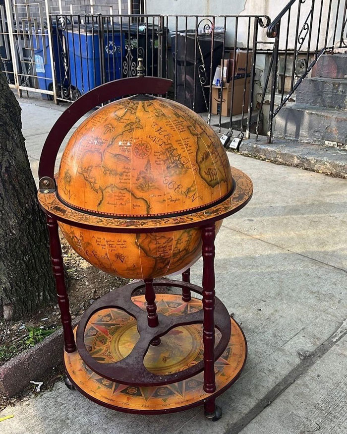 ¡Alerta de globo terráqueo! Se encuentra en la calle Himrod 95 de Brooklyn