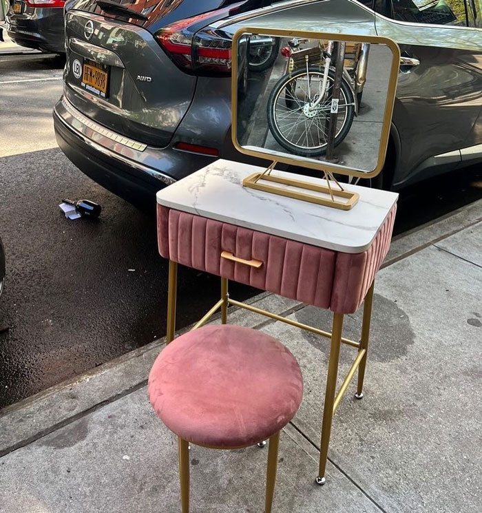 Damas y caballeros… ¡Tenemos una increíble oportunidad de stoop! Se encuentra en la calle Thompson entre Prince y Spring