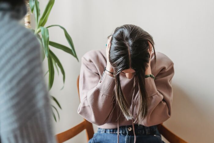 20 Momentos de hombres asustando a mujeres sin darse cuenta siquiera