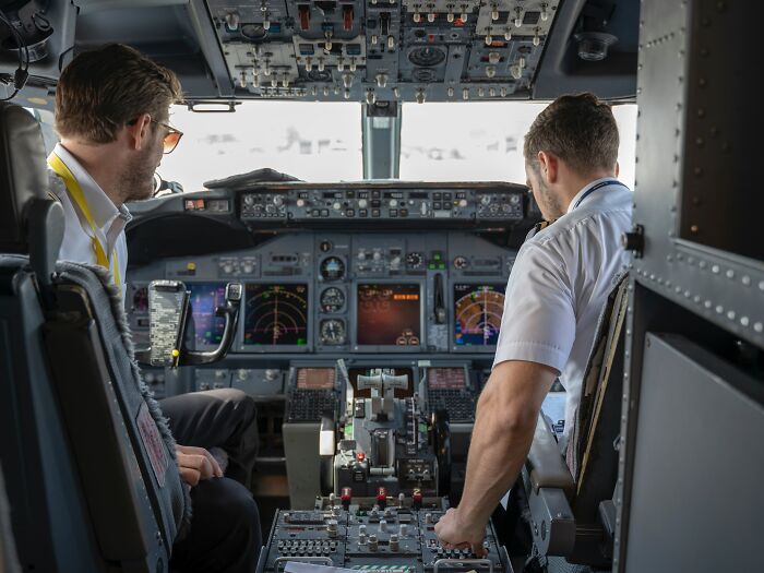 20 Secretos de la industria aérea que la mayoría de los pasajeros desconocen, compartidos por auxiliares de vuelo