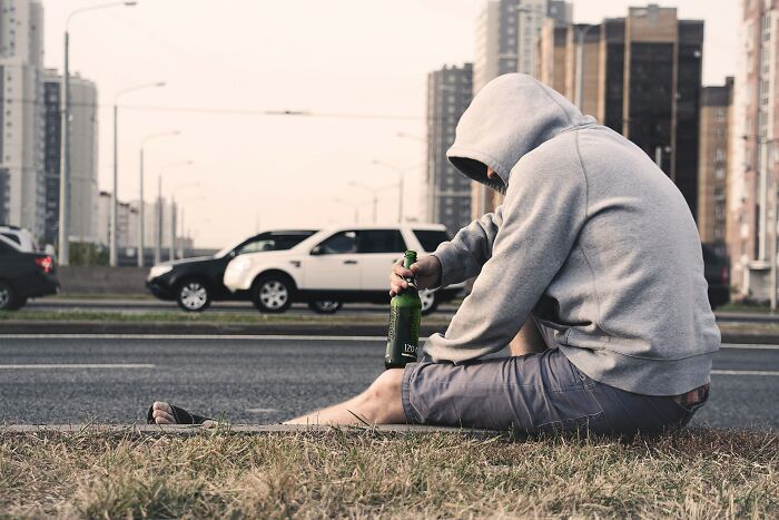 “¿Qué es considerado 'normal' por la sociedad pero tú te niegas a hacer?” (25 respuestas)