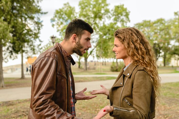 20 Momentos de hombres asustando a mujeres sin darse cuenta siquiera