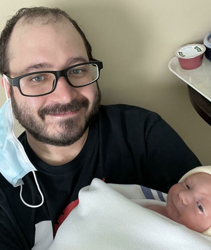 ¡Soy padre! Mi esposa no quería que compartiera ninguna foto con la familia, pero no puedo contenerme. Es perfecto y como ninguno de ustedes es de la familia, sólo espero poder contagiar mi alegría