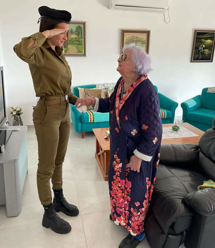 Durante la sirena del Día de los Caídos, una superviviente del Holocausto es homenajeada por su nieta