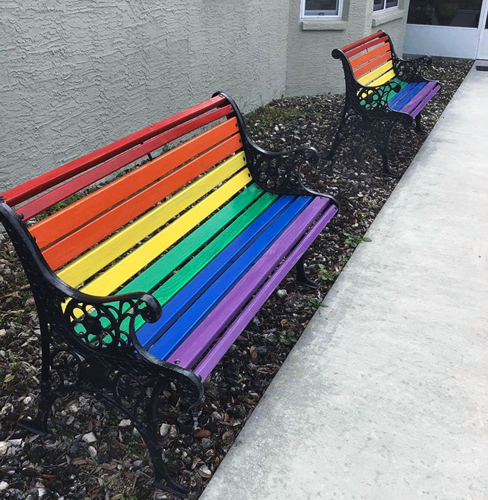 Mi abuela tiene 83 años y vive en la zona rural de Florida, donde está rodeada de personas anti-gays. Hace poco, volvió a pintar los bancos de su casa en apoyo de sus 3 nietos LGBT