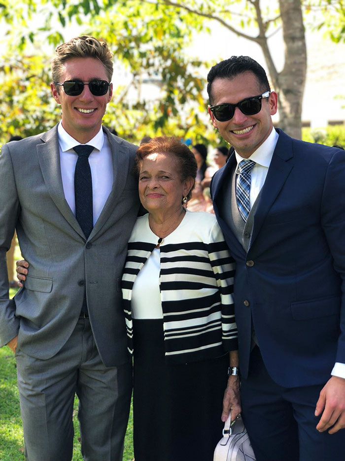 Llevé a mi novio a la boda de mi hermana y lo presenté ante mi familia muy evangélica. Mi abuela lo amó