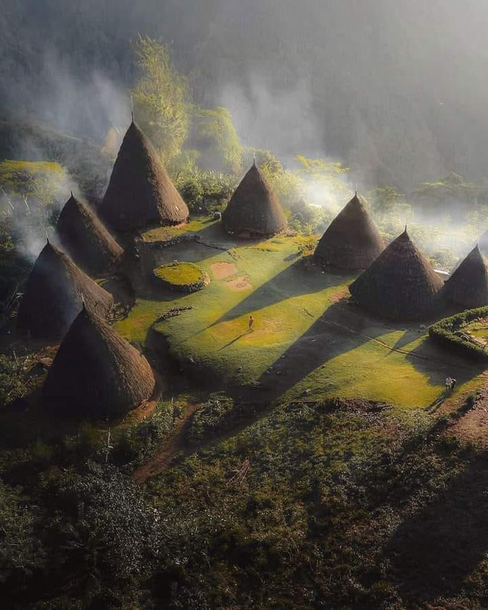 En lo alto de las montañas selváticas de la Isla de Flores, en Indonesia, a una altura de 1.200 metros, se encuentra uno de los últimos pueblos antiguos y aislados del mundo. Con el nombre de Wae Rebo, la aldea ha sido ocupada por el pueblo Manggaraian durante casi 2.000 años. 