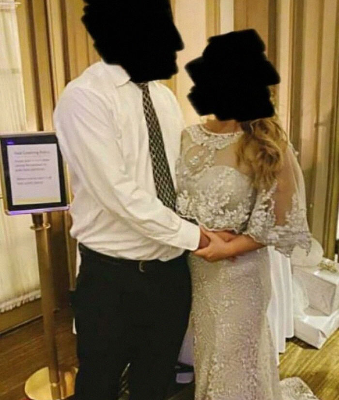 Al principio pensé que eran los novios, pero no. El padre y la madrastra de la novia, con un vestido blanco con lentejuelas y cola