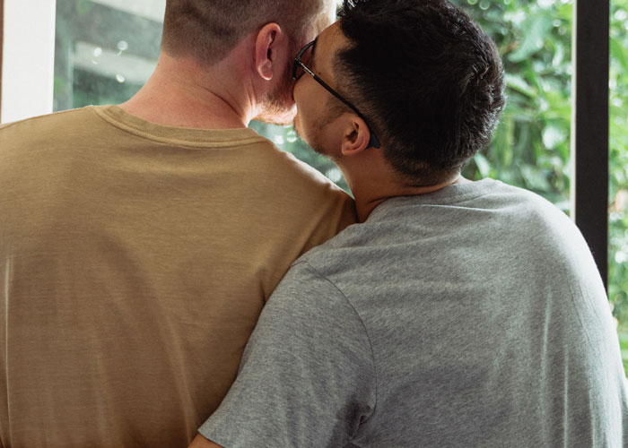 20 Detalles delatores en el comportamiento de la gente cuando tiene un romance secreto