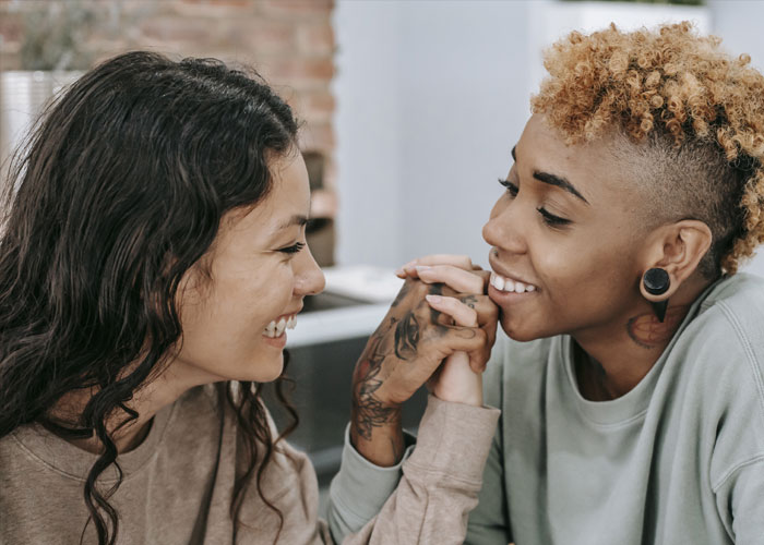 20 Detalles delatores en el comportamiento de la gente cuando tiene un romance secreto