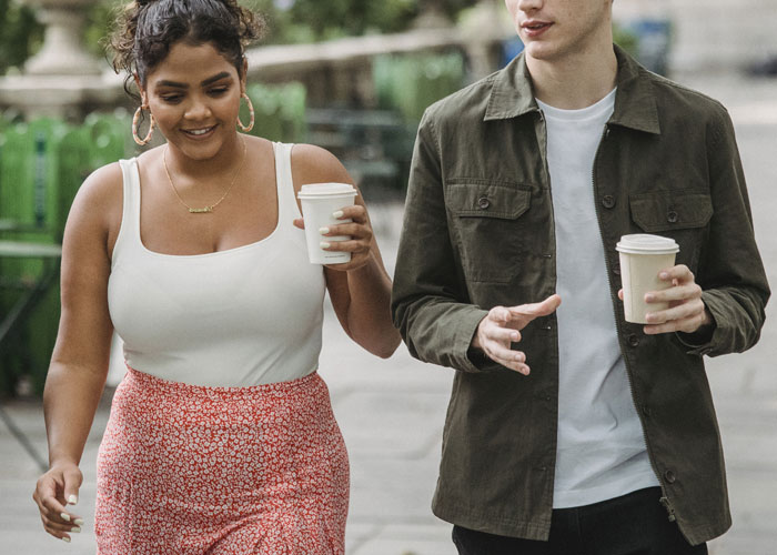 20 Detalles delatores en el comportamiento de la gente cuando tiene un romance secreto
