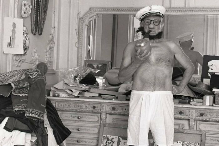 Pablo Picasso como Popeye. 1957. Foto de André Villers