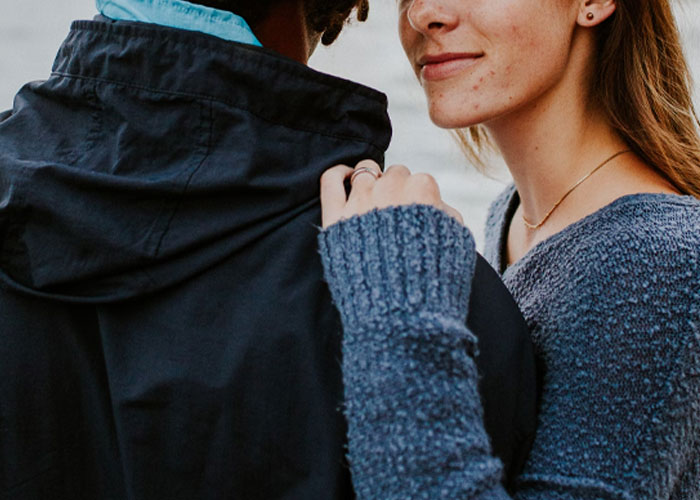 20 Detalles delatores en el comportamiento de la gente cuando tiene un romance secreto