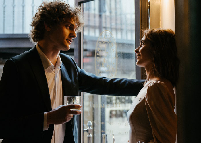 20 Detalles delatores en el comportamiento de la gente cuando tiene un romance secreto