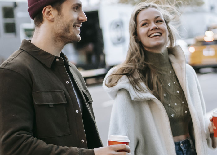 20 Detalles delatores en el comportamiento de la gente cuando tiene un romance secreto