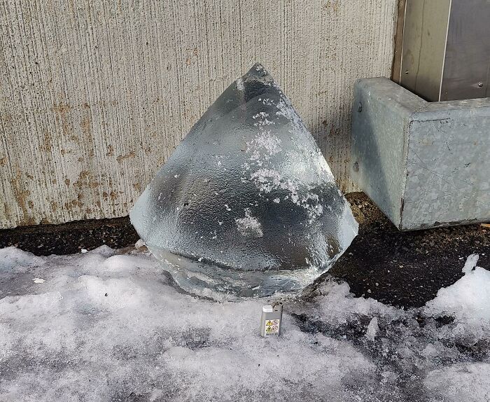 Un gran diamante de hielo que encontré al azar al costado de la carretera. Allí dejé mi encendedor para dar una escala