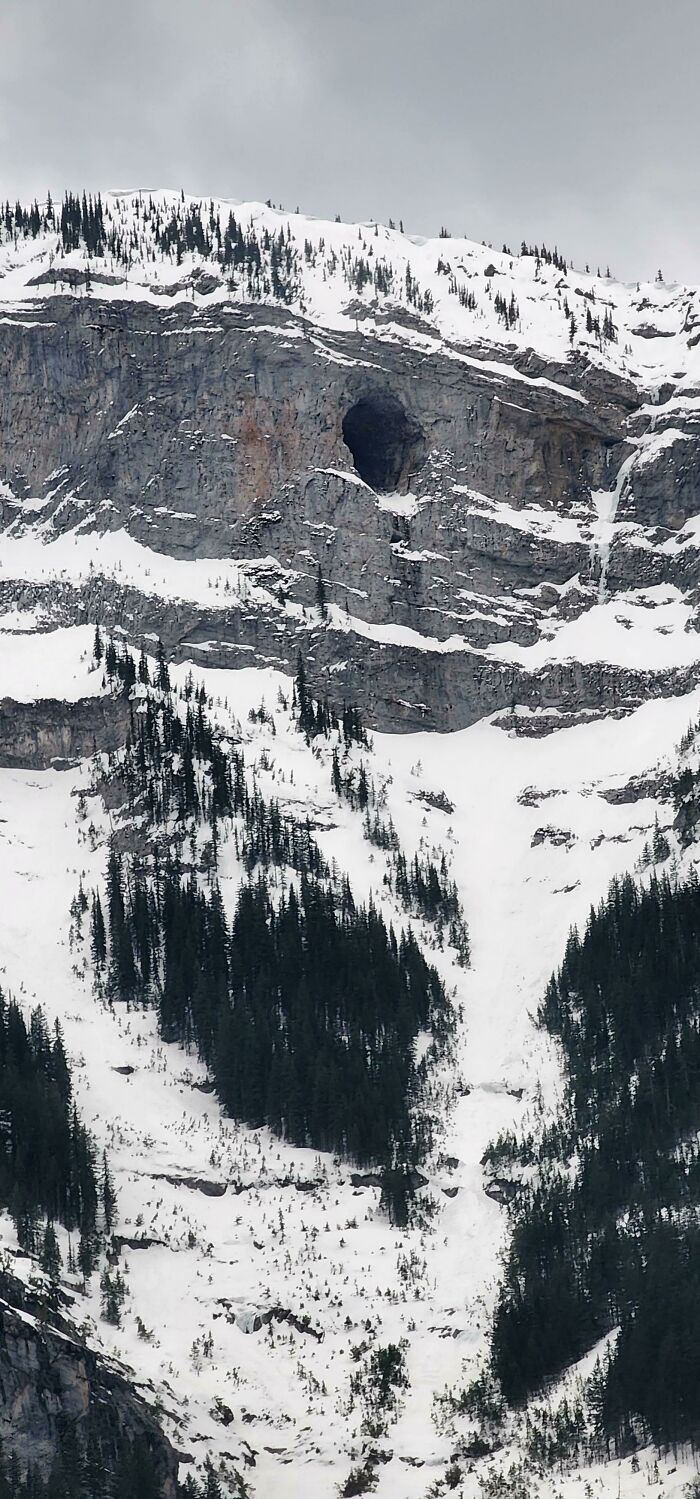 Un gran hoyo en una enorme montaña cerca de Fernie, Columbia Británica