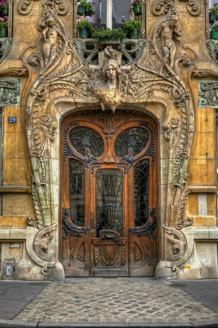 Este increíble diseño de puerta en París