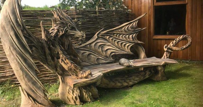 Esta banca de dragón, tallada en madera...