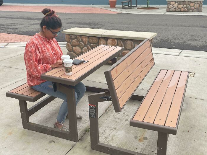 Esta banca de parque se puede plegar para convertirla en una mesa. Todos los diseñadores de bancas de parque pueden dejar de hacer lo que están haciendo, hemos alcanzado el estatus de banca de parque de élite