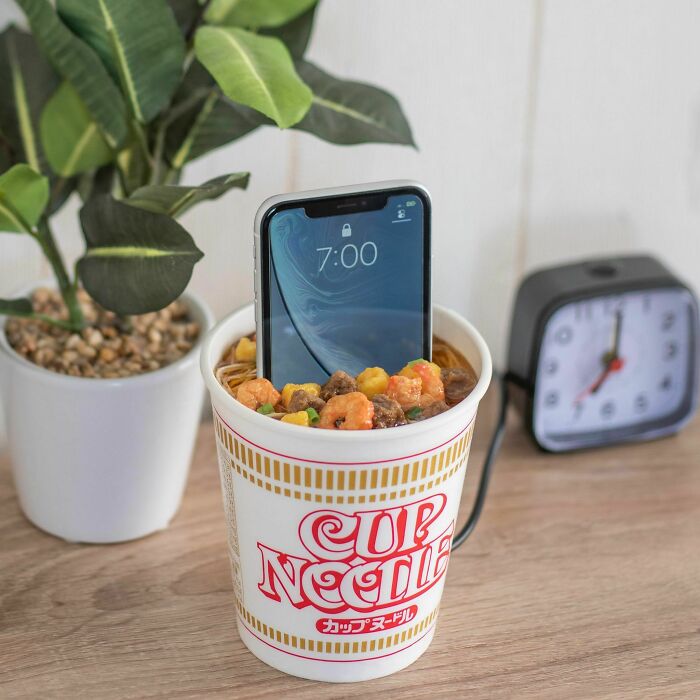 Un cargador de teléfono con forma de sopa instantánea