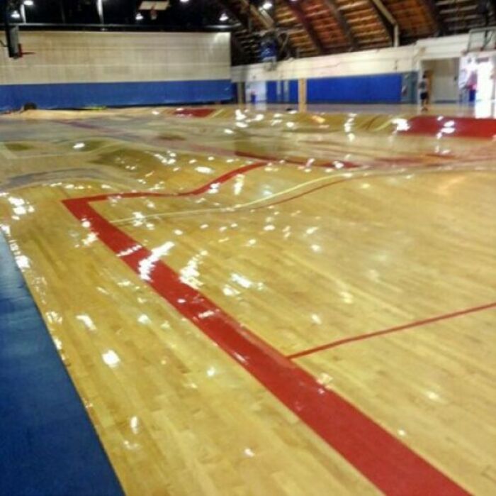 Las tuberías reventaron debajo de la cancha de baloncesto