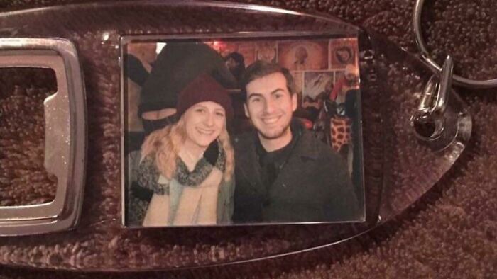 Tuve una bonita foto con la señora y la puse en un llavero, sólo para notar más tarde esta joya. La peor/mejor foto de la historia